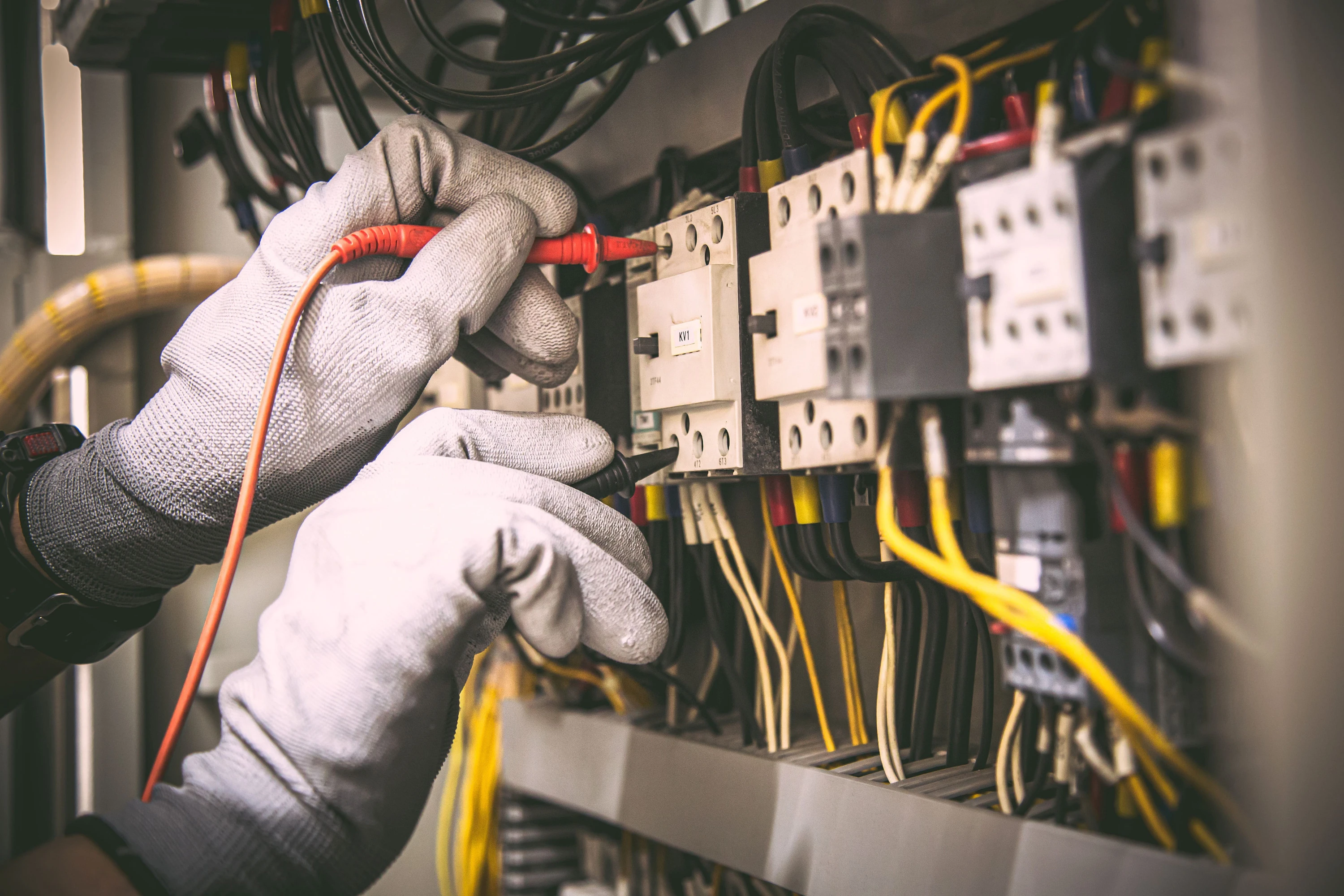 Ingénieur électricien effectuant la maintenance préventive et le contrôle technique d'un Tableau Général Basse Tension